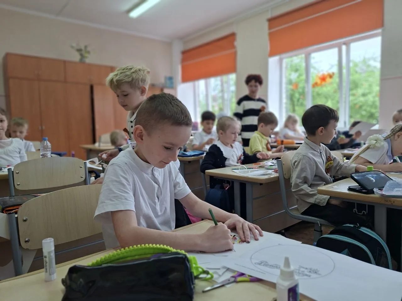 Память в каждой открытке🕯️  Учащиеся 10А класса провели мастер-класс для ребят 2Э и 3Б классов по со