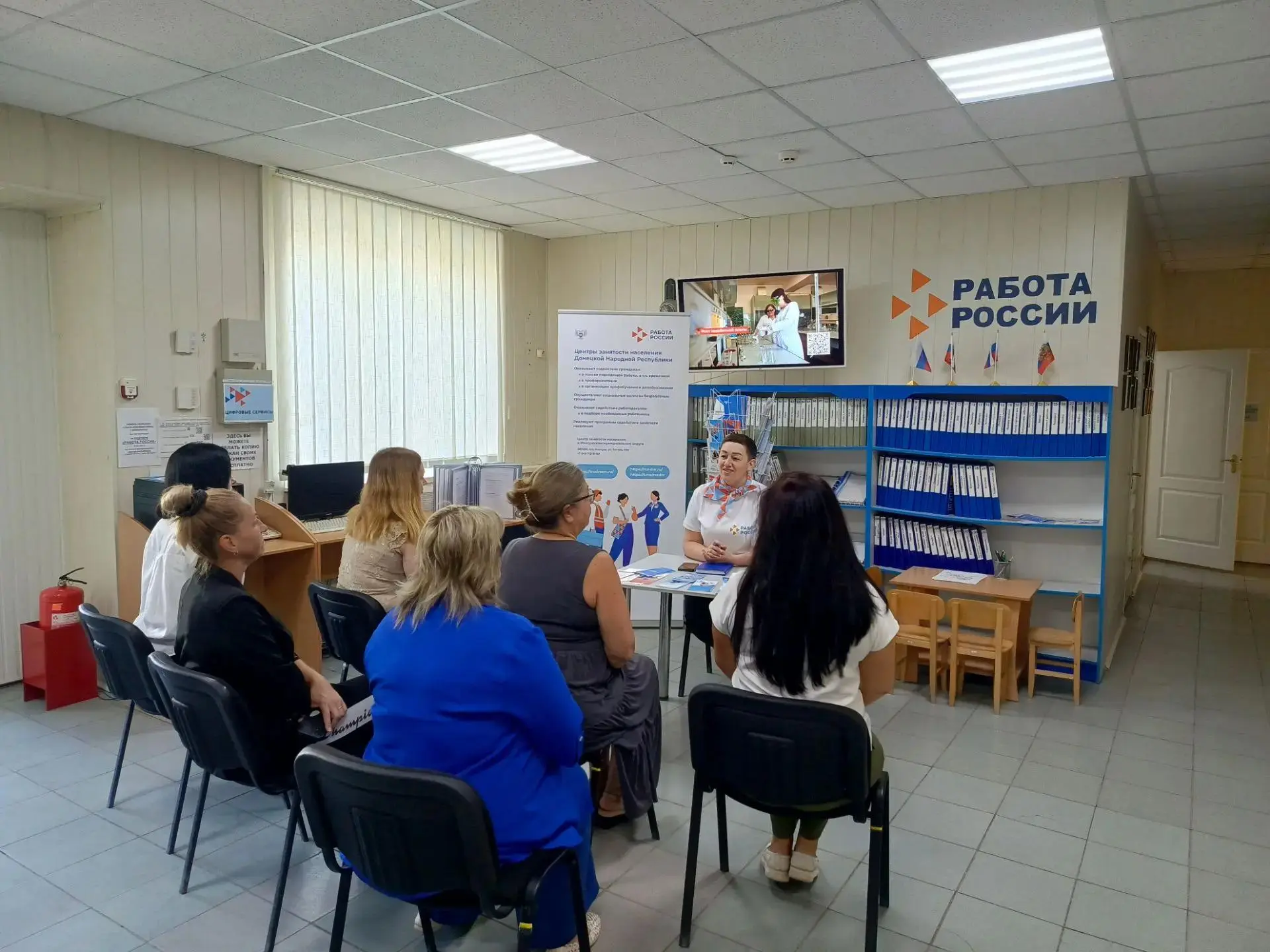 Директор Кадрового центра провела информационную встречу с населением по вопросам мер г...