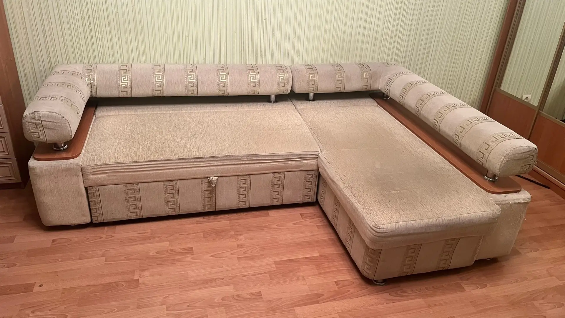 Отдам бесплатно угловой диван. Габариты 160 х250. Спальное место 130 Х 190 Исправен. Ес...