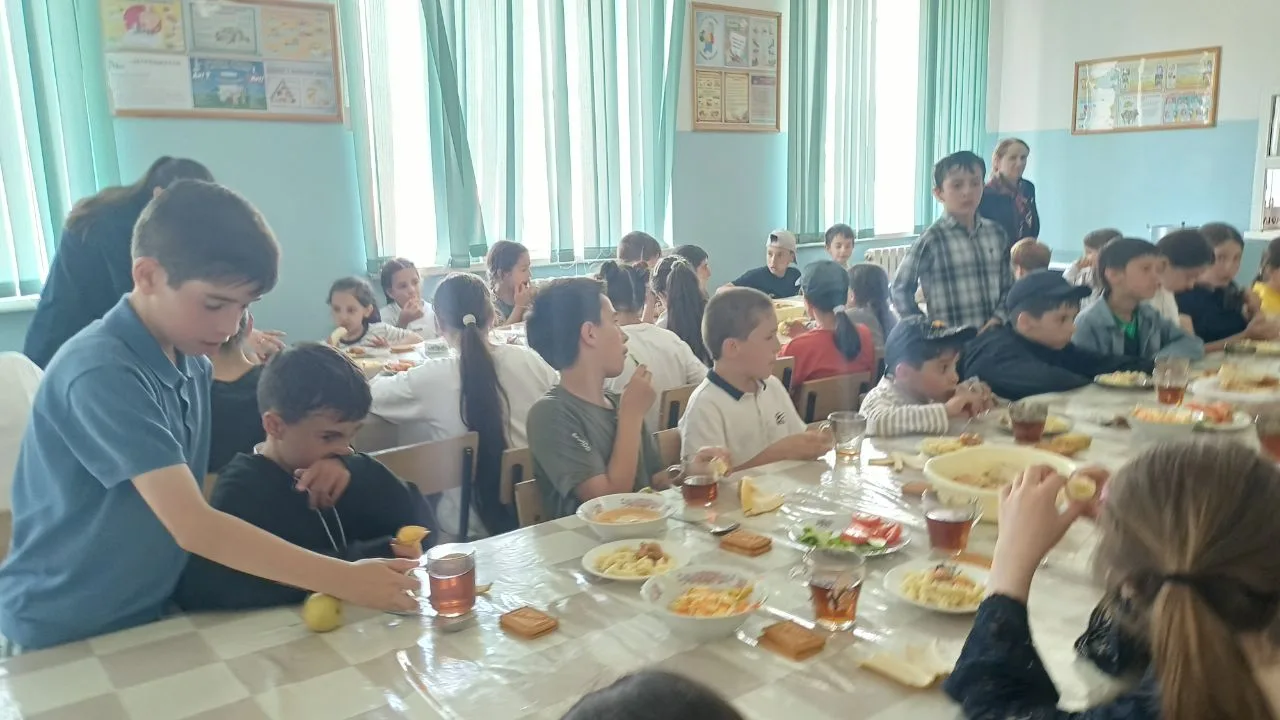 🎉 14-й день в лагере «Радуга»: даже в воскресенье скучать некогда!

Несмотря на то что сегодня воск