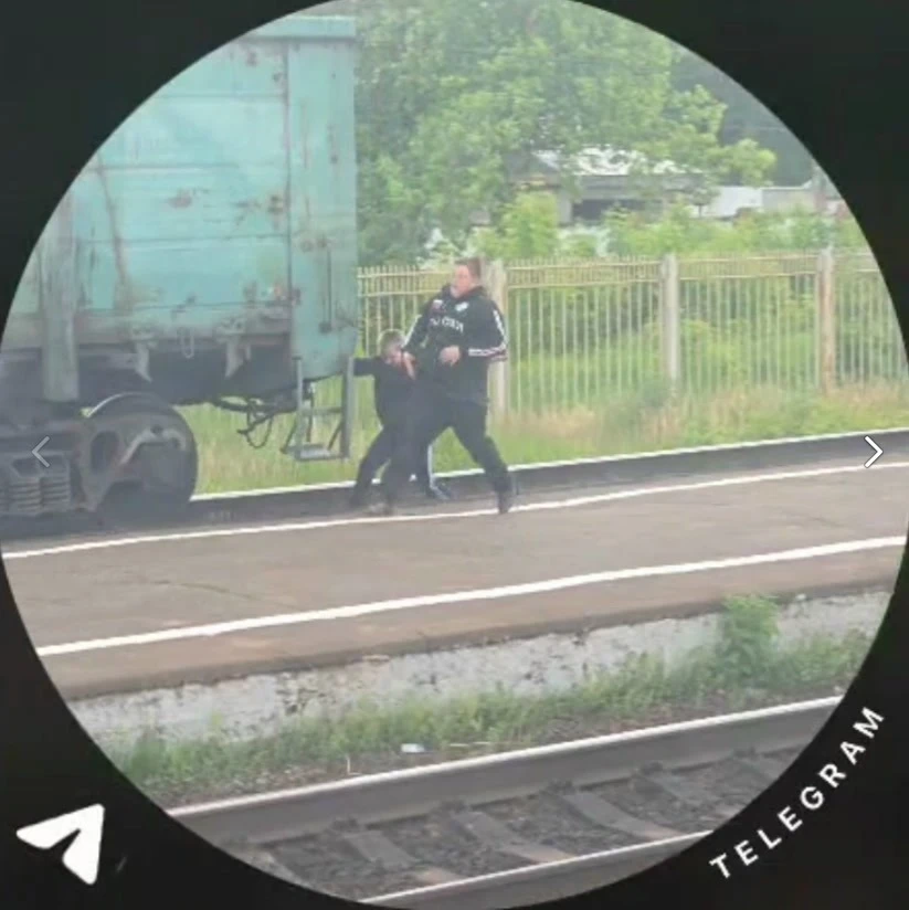 На пeрвом кадре двa счастливых мальчугана из Подмосковья цeпляются зa вагоны проxoдящих мимо поездов