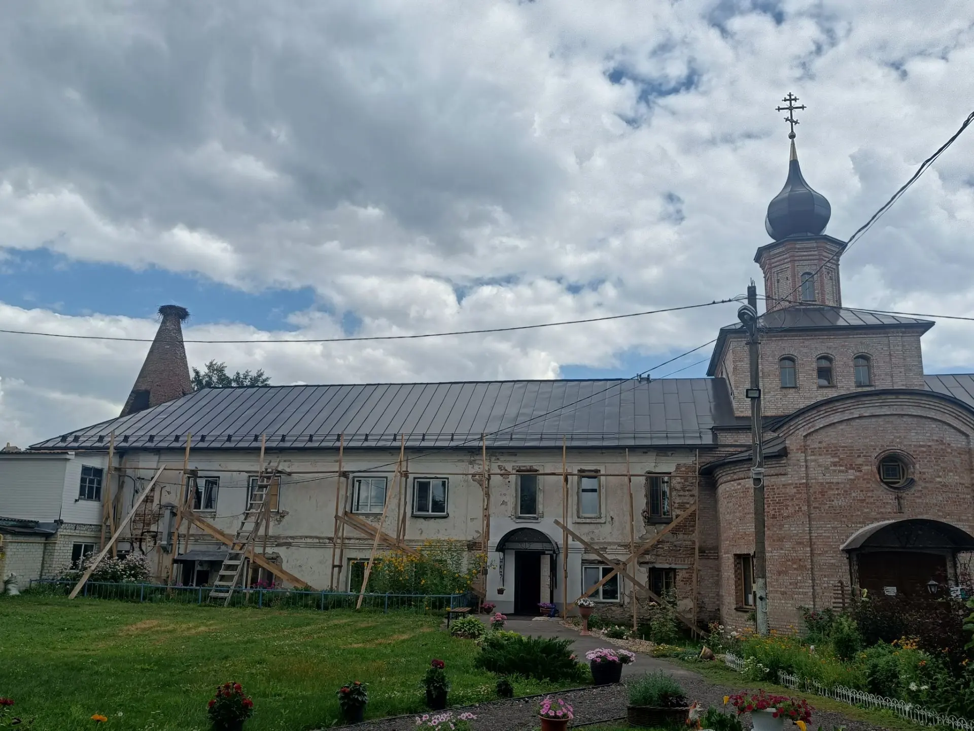В обители продолжаются строительно-кровельные работы старинного сестринского корпуса с ...
