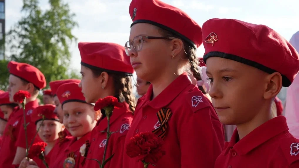 #9мая2026🕊️  🇷🇺Учащиеся 3 «Д» класса- будущие юнармейцы, вместе с выпускниками юнармейского отряда «