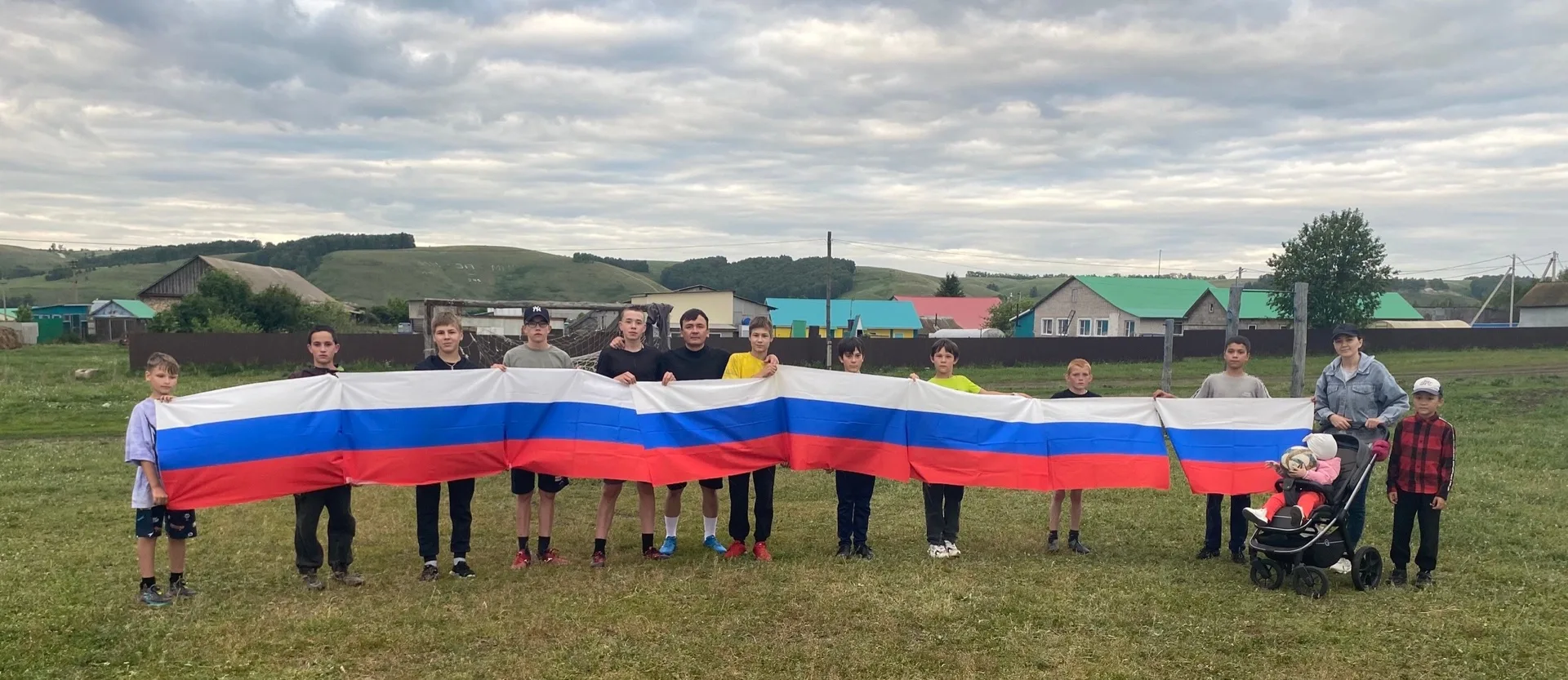 Каникулы с мячом и любовью к России ⚽❤️

В преддверии главного государственного праздника наши юные 