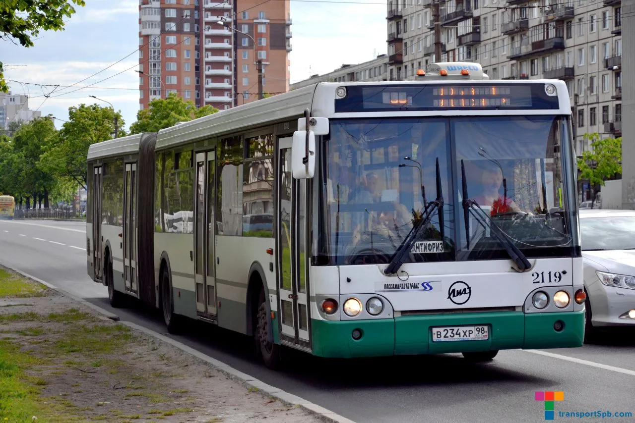 6 июня 2012 года. Разнообразие подвижного состава автобусов 2 и 6 парка на маршрутах, с...