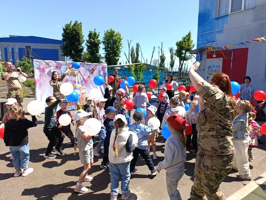 Ансамбль «Селенга» (36 армия восточно-военного округа) поздравил воспитанников ГБДОУ «Д...