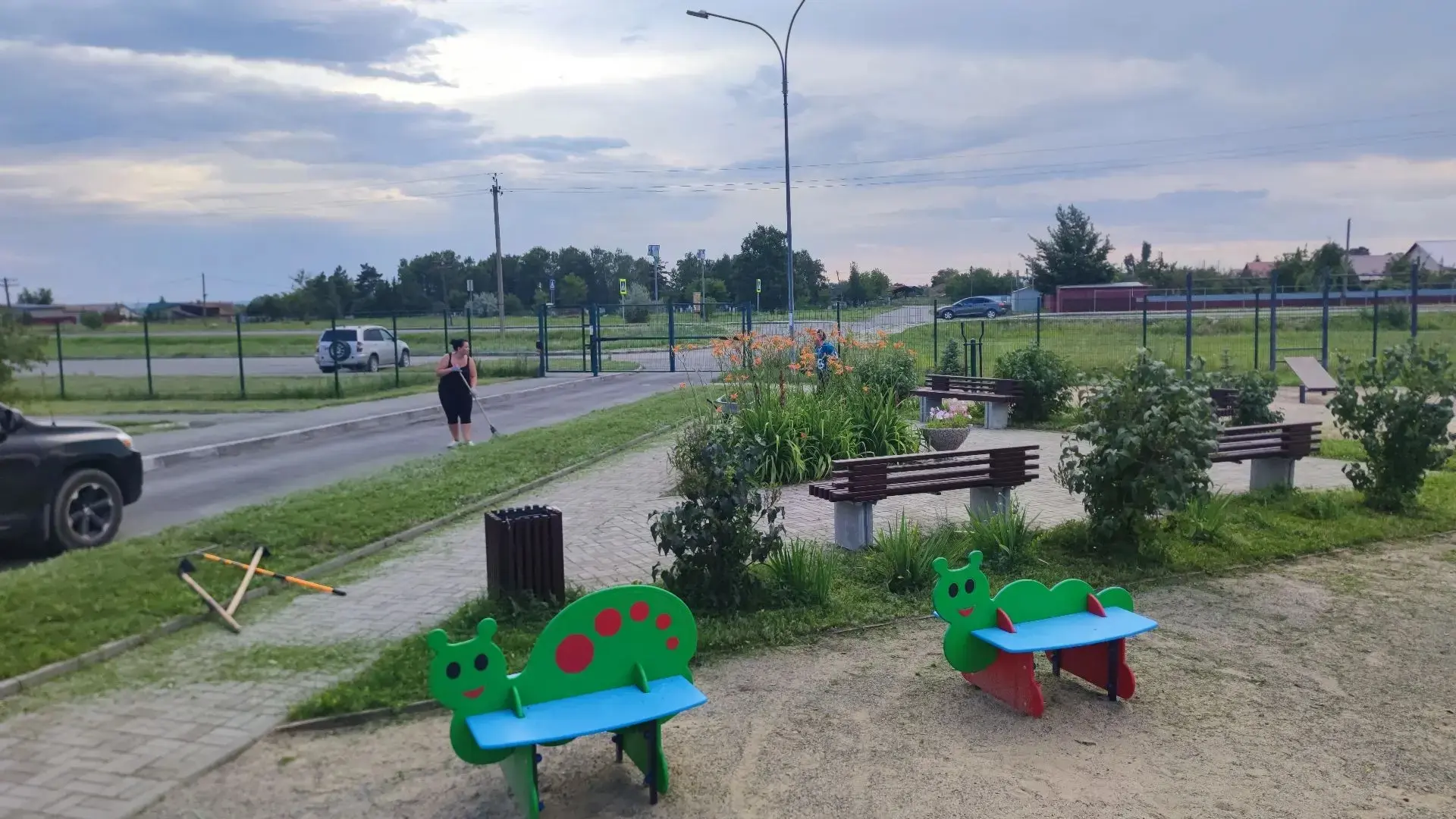 И снова субботник!!! Сотрудниками КДЦ  в минувшие выходные была скошена трава, облагорожены спортивн