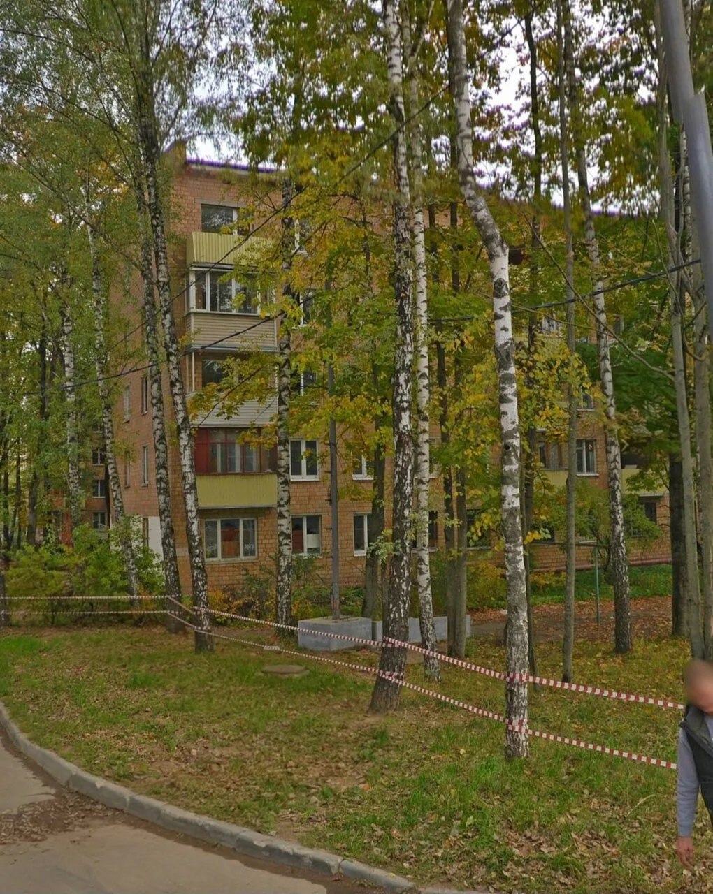 Жители рассказывают, что в районе начали сносить расселённый дом по реновации на Кубинк...