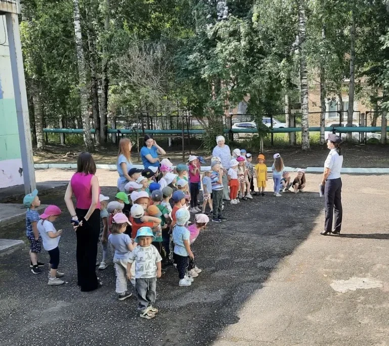 🚔Встреча с инспектором ГАИ
Сегодня в гости к нашим дошколятам приходил очень важный гость – инспект
