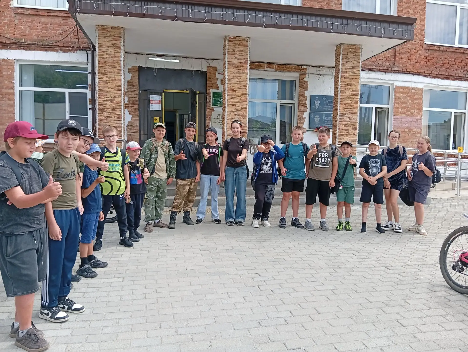 ,, Вместе весело шагать по просторам... "

Сегодня учащиеся МБОУ СОШ №12 имени А. С. Пушкина отправи