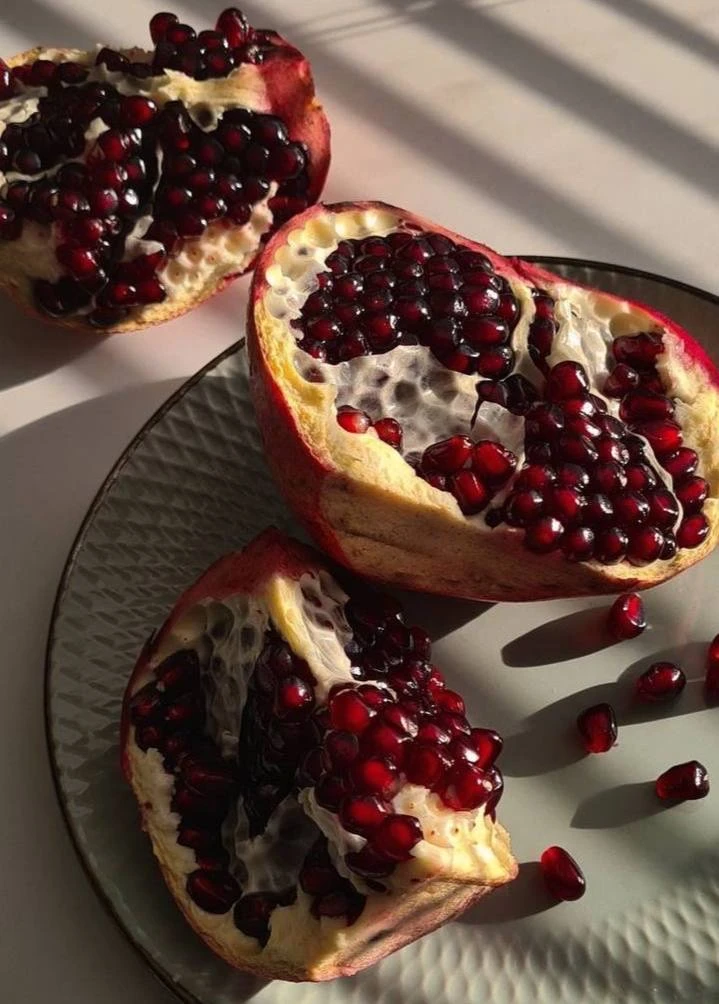 😊Друзья, что вы делаете с гранатовыми корками после того, как съели зёрнышки? Если отправляете их в 