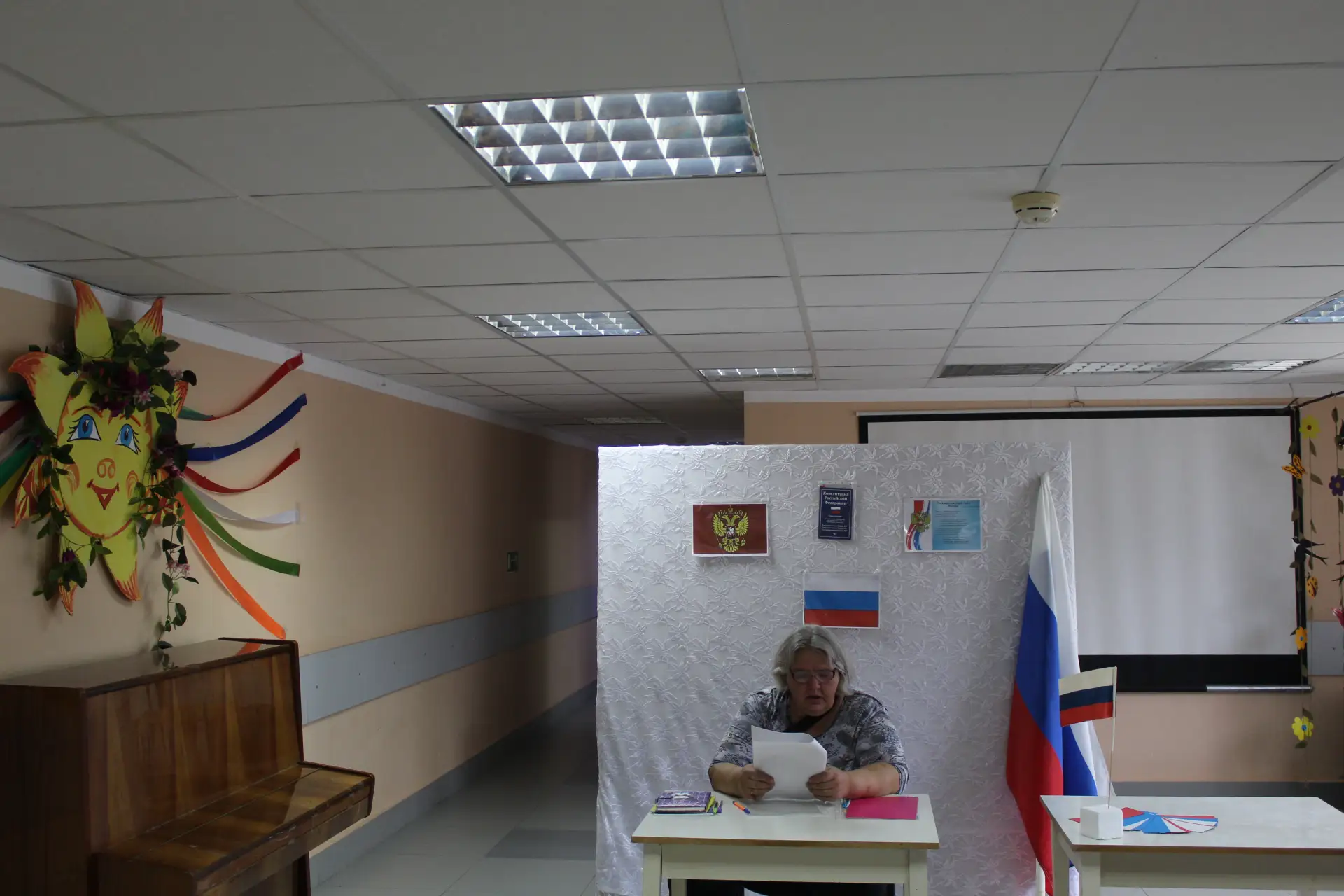 17 августа 2026 года в фойе клуба психолог Иванова З.В. провела патриотический час «Фла...