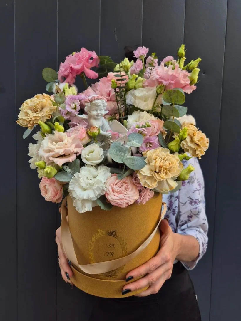 Цветочная коробка с ангелом доступна к заказу 🌸