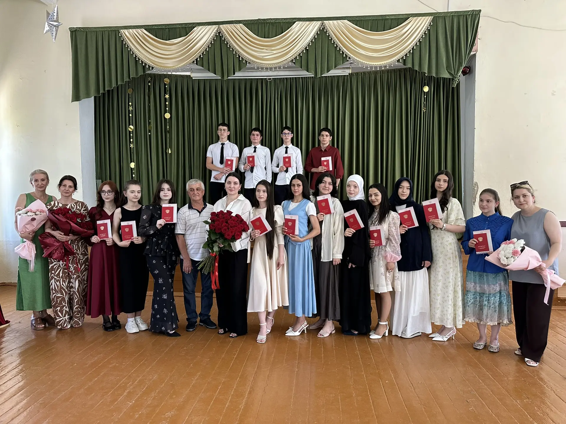 🎓 Вручение аттестатов 9 классам — 2026

Кажется, только вчера мы вели их за руку в первый класс, а 