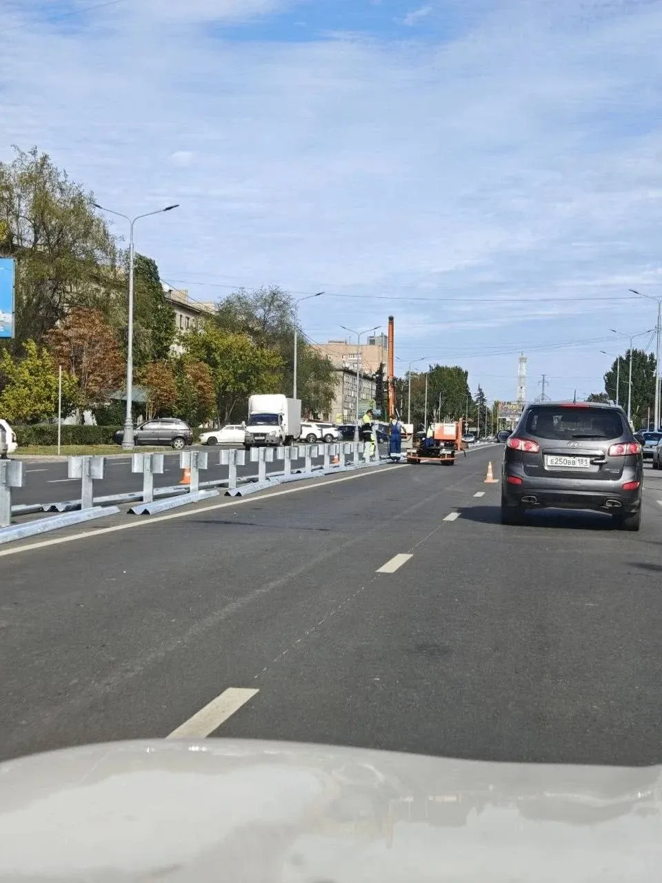 🚧 На улице Будённого в Луганске ставят барьерные ограждения