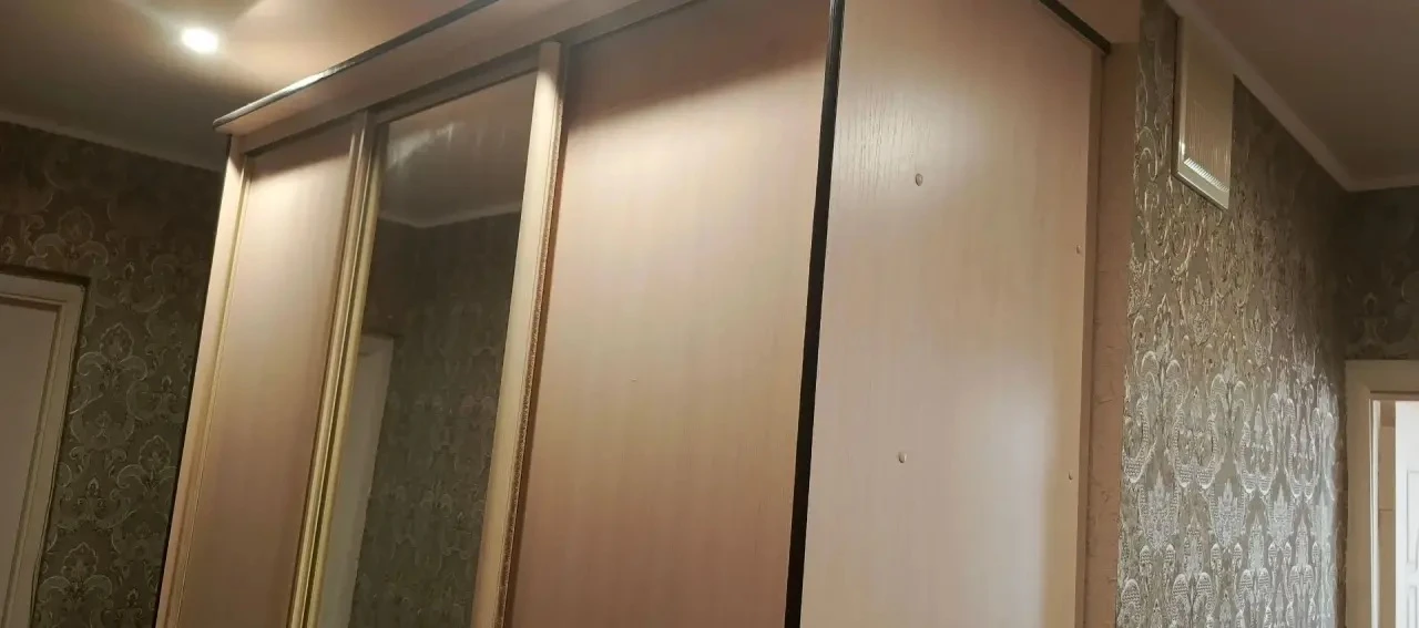 Продам трёхстворчатый шкаф-купе, размеры: ширина 180 см, глубина 60 см, высота 240 см. Внутри одна п