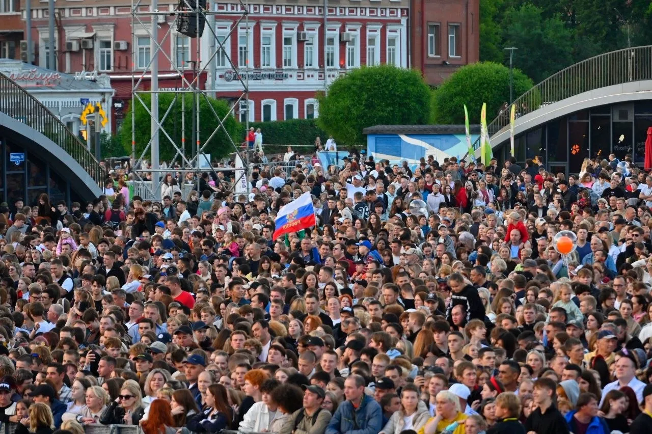 Эспланада сегодня гудит! 🎉 Пятница, отличная музыка, День города. Кажется, лучше атмосферы просто н