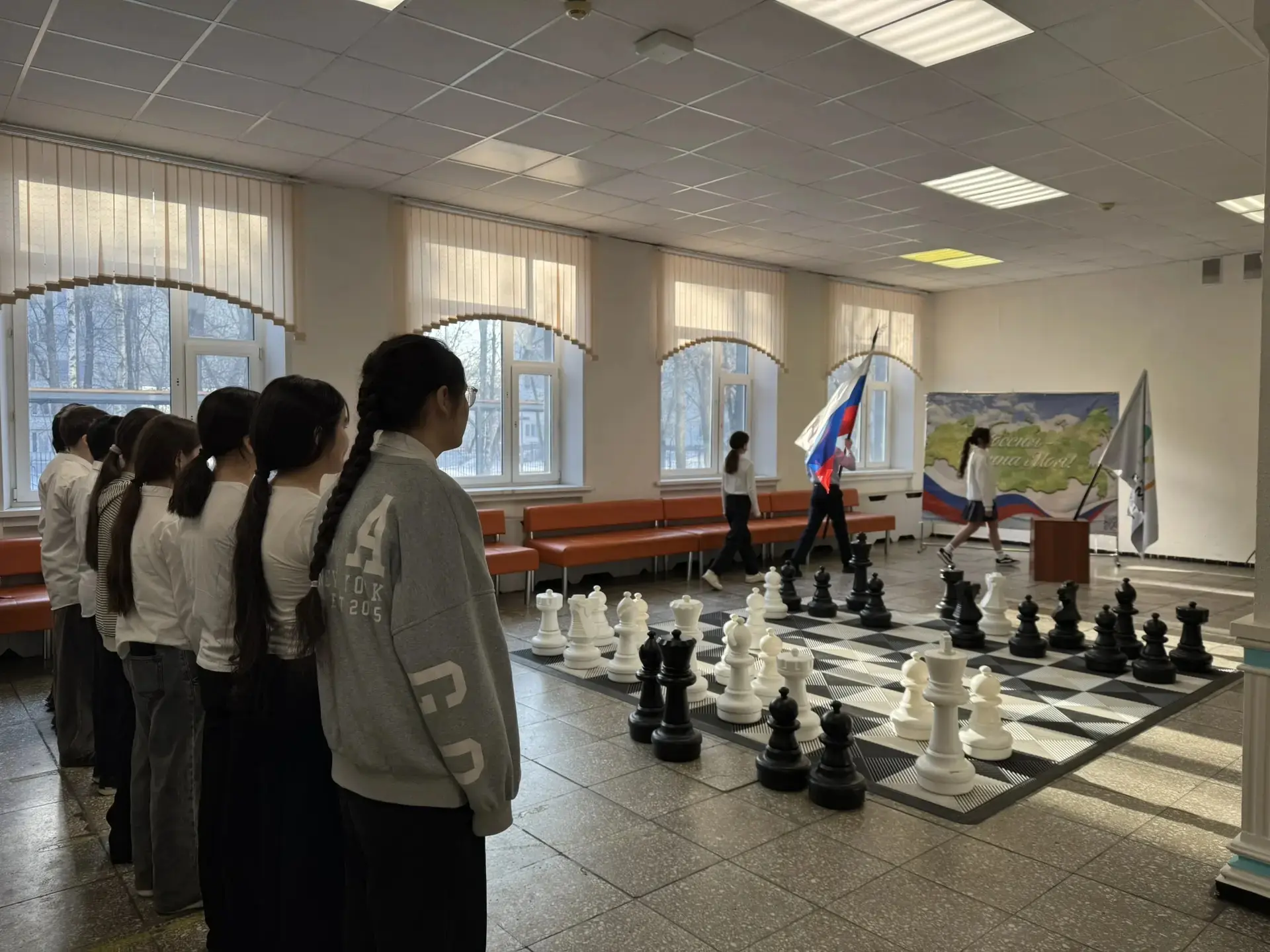 Церемония поднятия флага  📆Вот и наступил понедельник — начался новый учебный недельный цикл, а вмес
