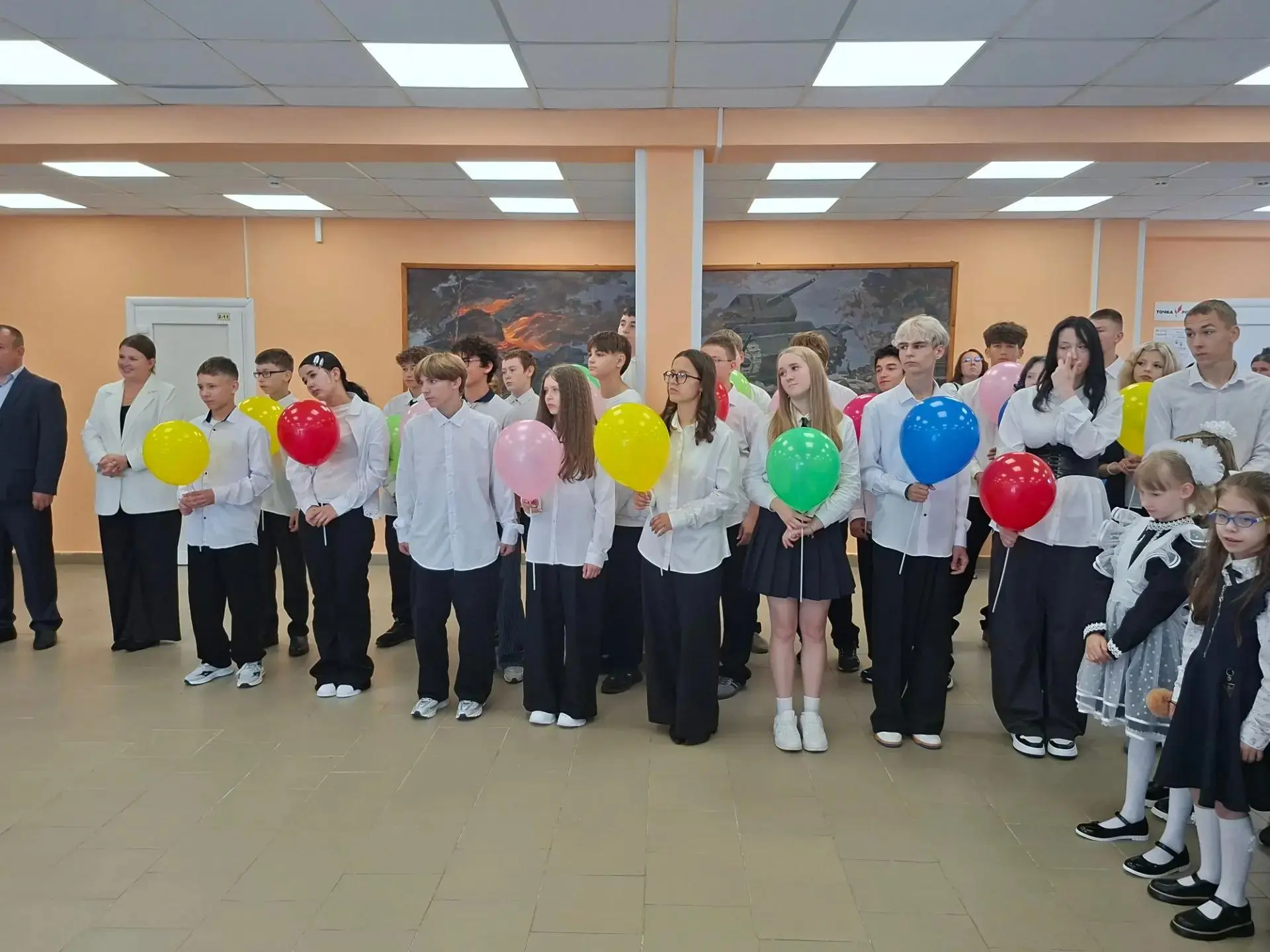 Сегодня наша школа вновь распахнула свои двери — и сделала это под аккомпанемент солнеч...
