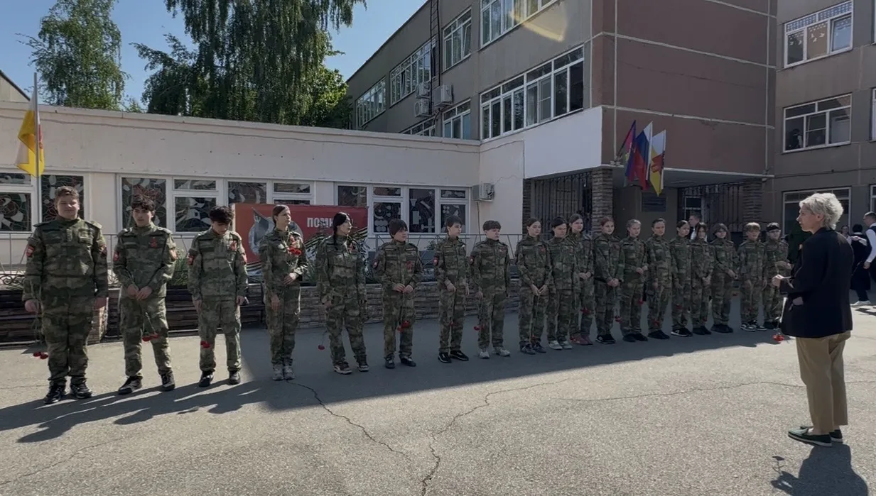 Кадеты почтили память героев!  Сегодня кадеты росгвардейского 7 «А» класса гимназии 87 возложили цве