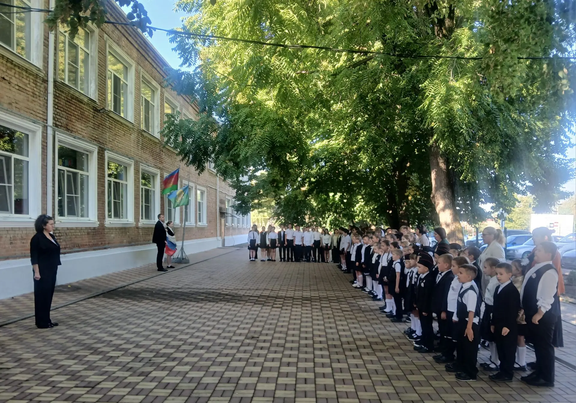 ✨Начинаем новую учебную неделю с традиционной утренней линейки