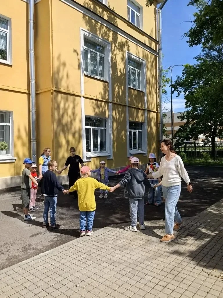 🏃‍ Движение — это жизнь!

☀ 🎭 Летние прогулки на улице — настоящий праздник активности и веселья. 