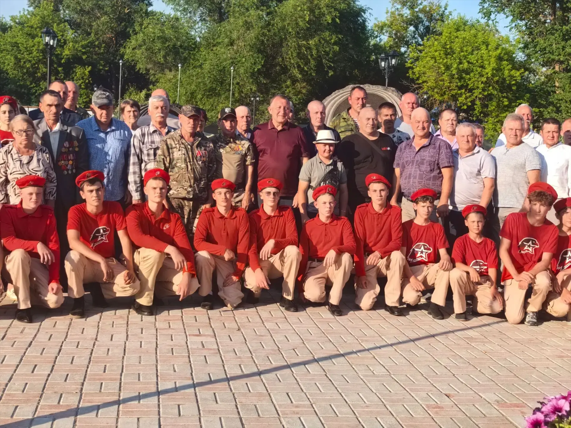 Юнармейский отряд Прометей принимает участие в патриотических мероприятиях поселка Радищево.
Сегодня