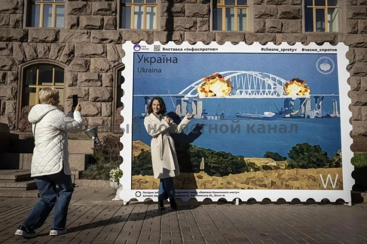 👀 2022 год. Киевляне радуются подрыву Крымского моста, укрпочта выпускает марки в чест...