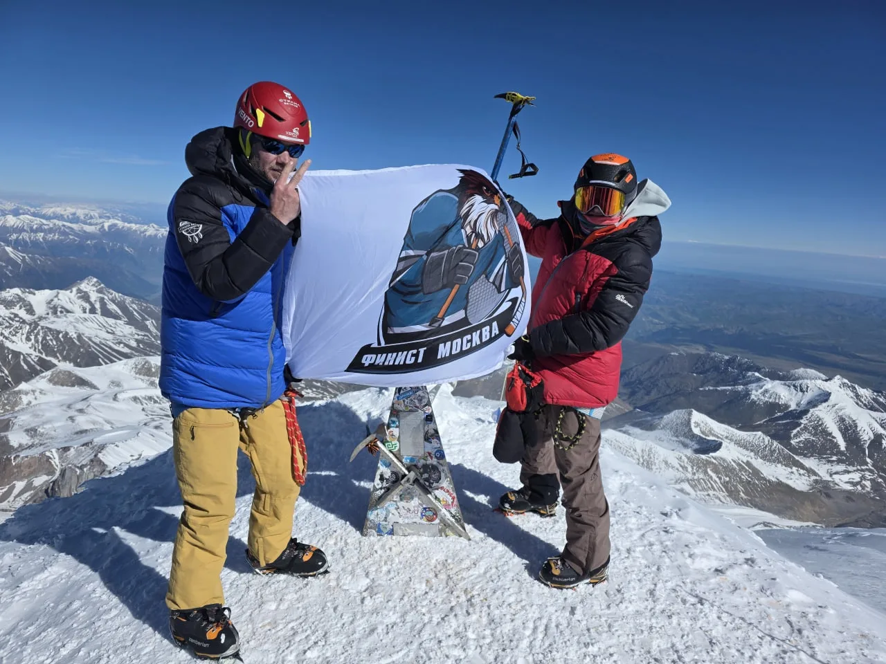 Флаг Финансового университета на вершине Эльбруса! 🏔

🔍 5 июня игрок хоккейной команды «Финист» Фи