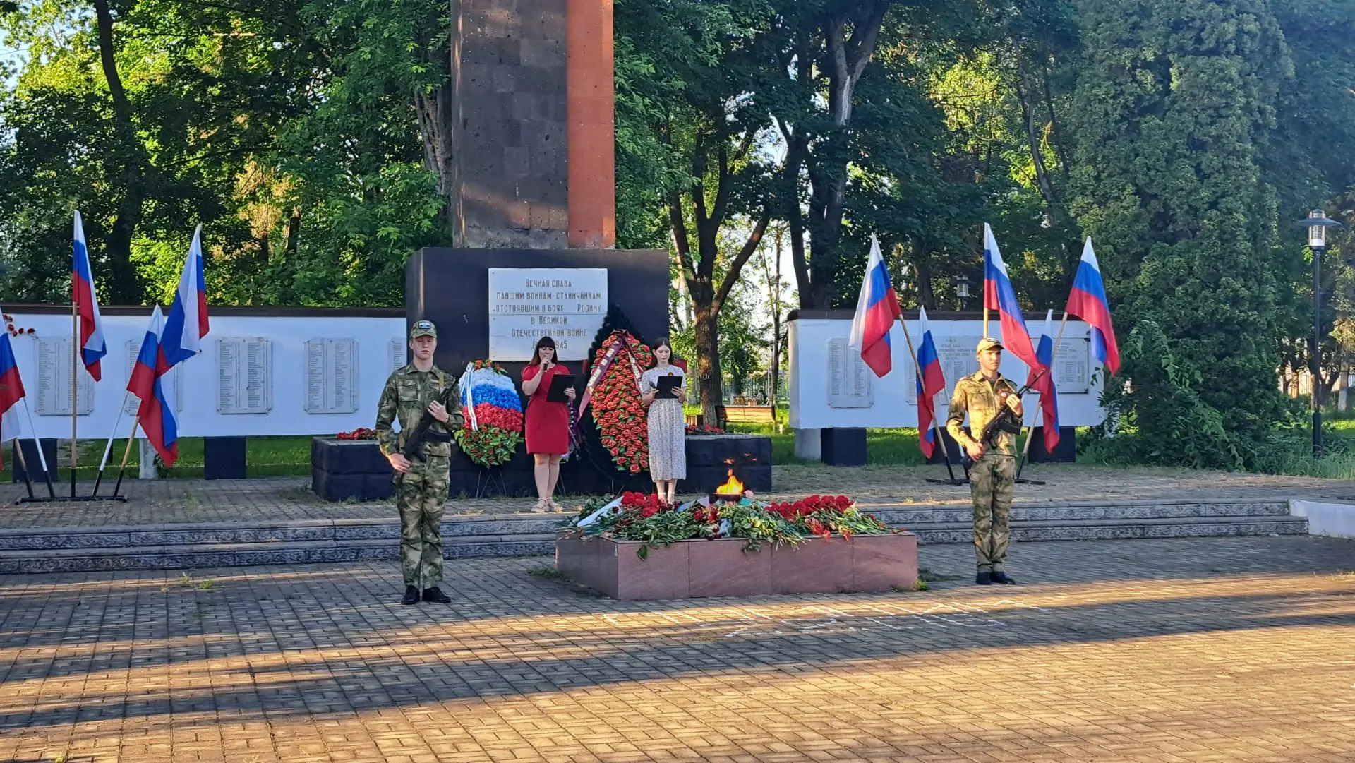 22 июня, в День памяти и скорби, у центрального обелиска прошел трогательный митинг «Никто не забыт,