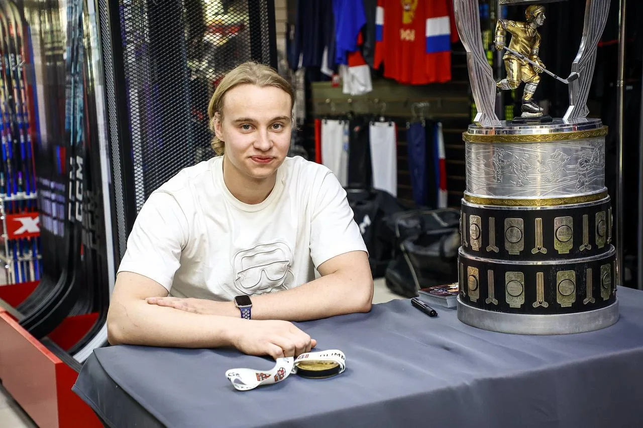 🏒 Чемпион МХЛ привёз Кубок Харламова в Новосибирск

19-летний голкипер ярославского «Локо» Степан С