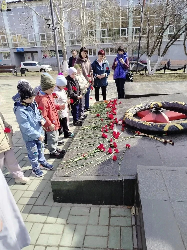 В преддверии Дня Победы воспитанники старшей и подготовительной групп посетили памятник...