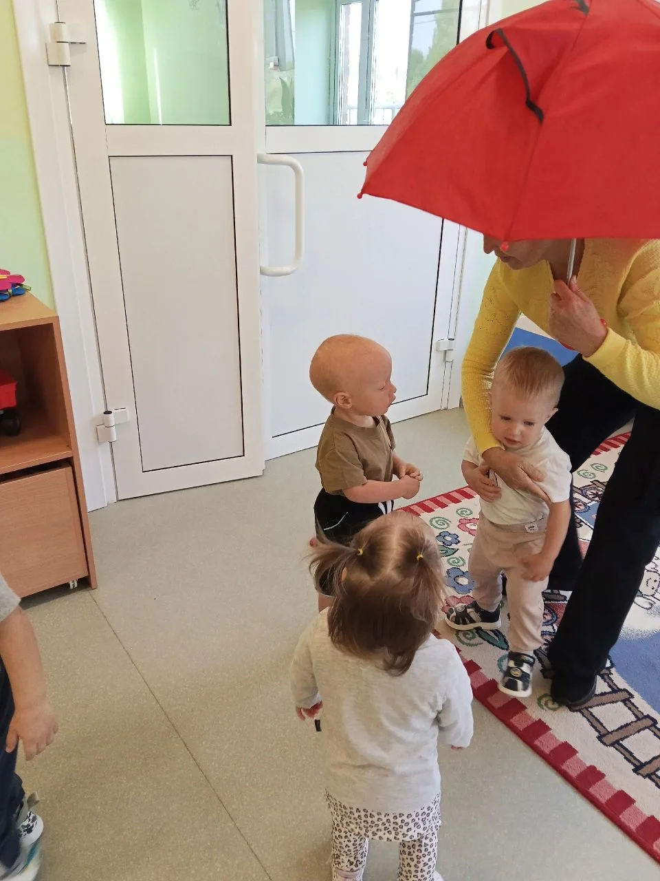 Подвижная игра «Солнышко и дождик»☀🌧 — это простая и любимая забава для детей раннего ...
