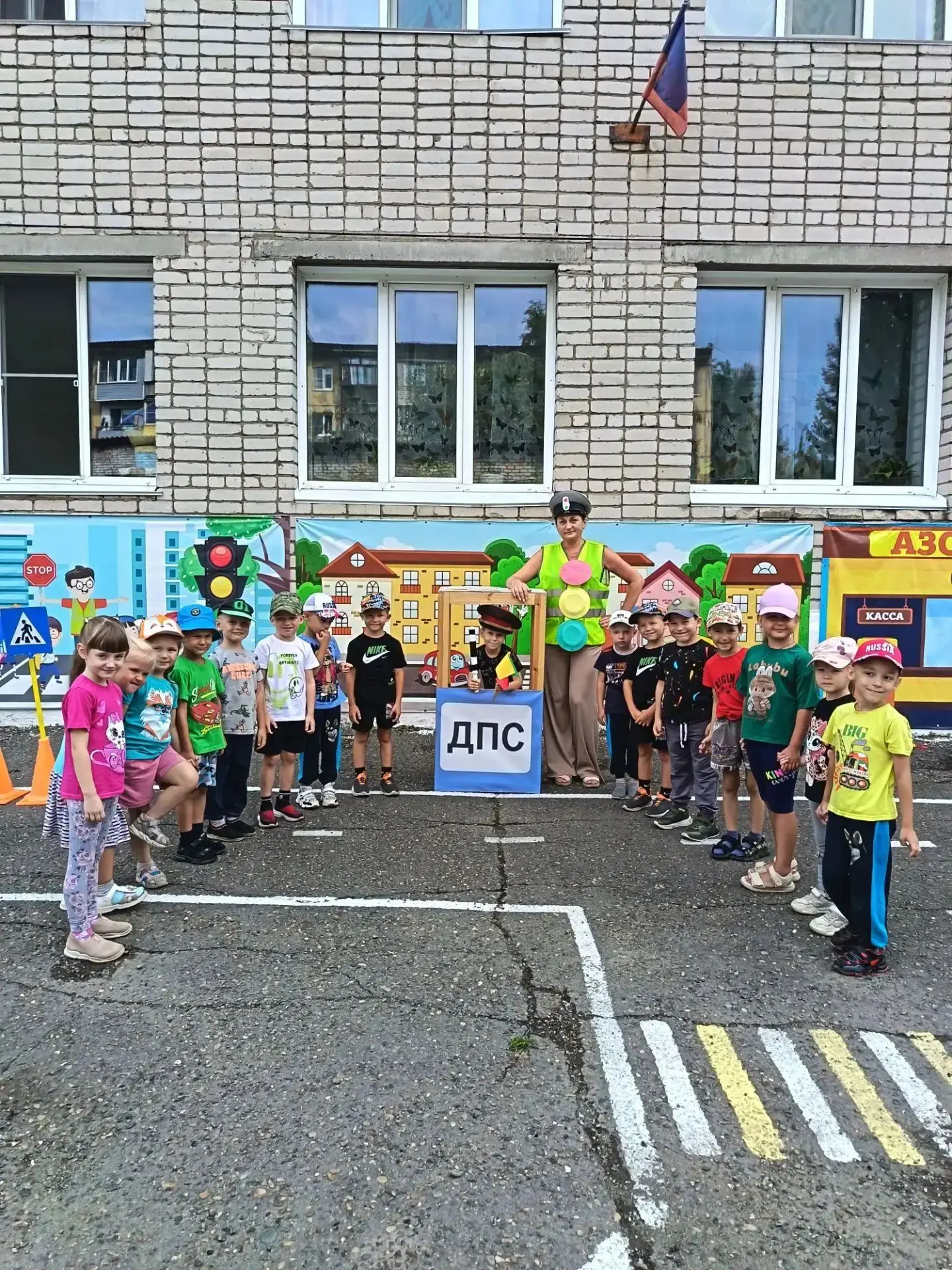 В дошкольном корпусе №2 весело и ярко отметили День светофора! Воспитанники старшей группы 3 вместе 