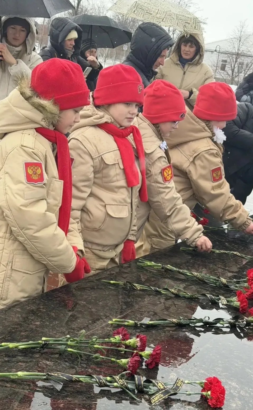 🎗️Никто не забыт, ничто не забыто!  Юнармейцы отряда «Пчёлы» имени Героя СВО С.Ужакина Октябрьской ш
