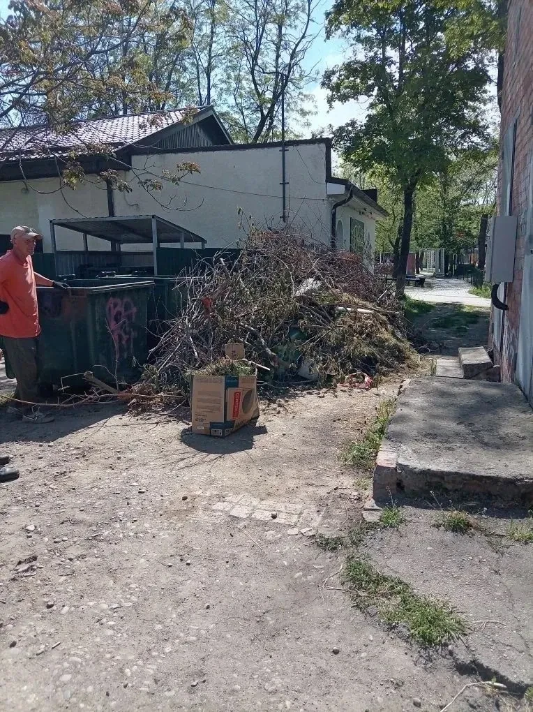⚡️В Ейске продолжается уборка приконтейнерных площадок и покос травы  Также убирают от мусора общест