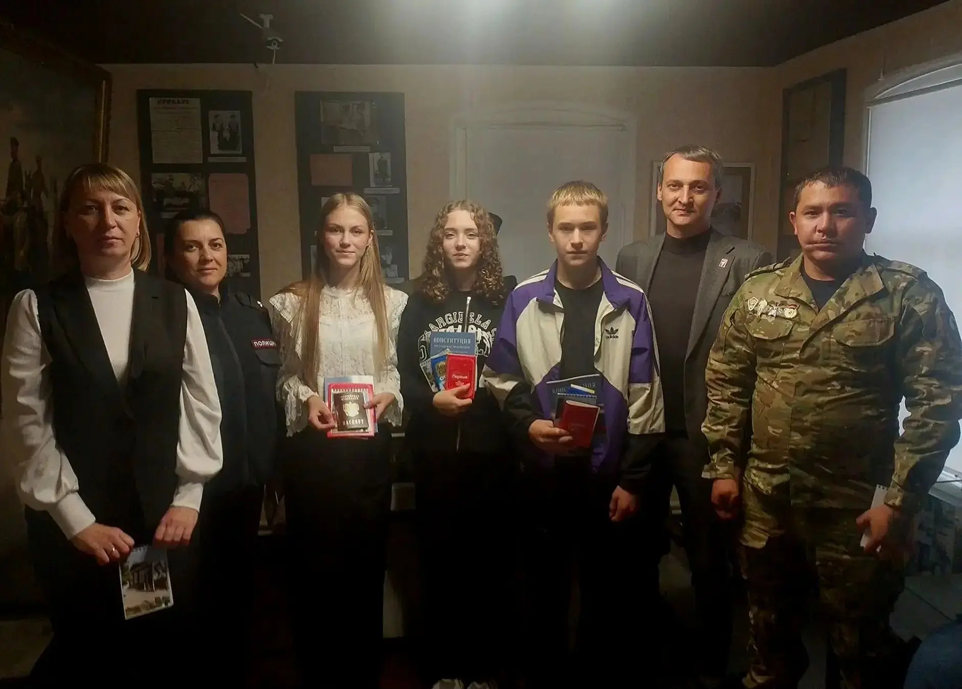 🎓🇷🇺 Паспорт в День учителя: в Пугачеве юные граждане получили свой первый главный до...