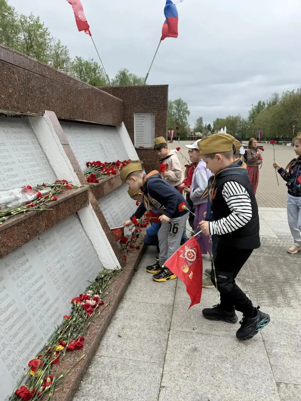 Цветы памяти: дошколята почтили подвиг героев   Накануне Дня Победы  состоялись тематические занятия