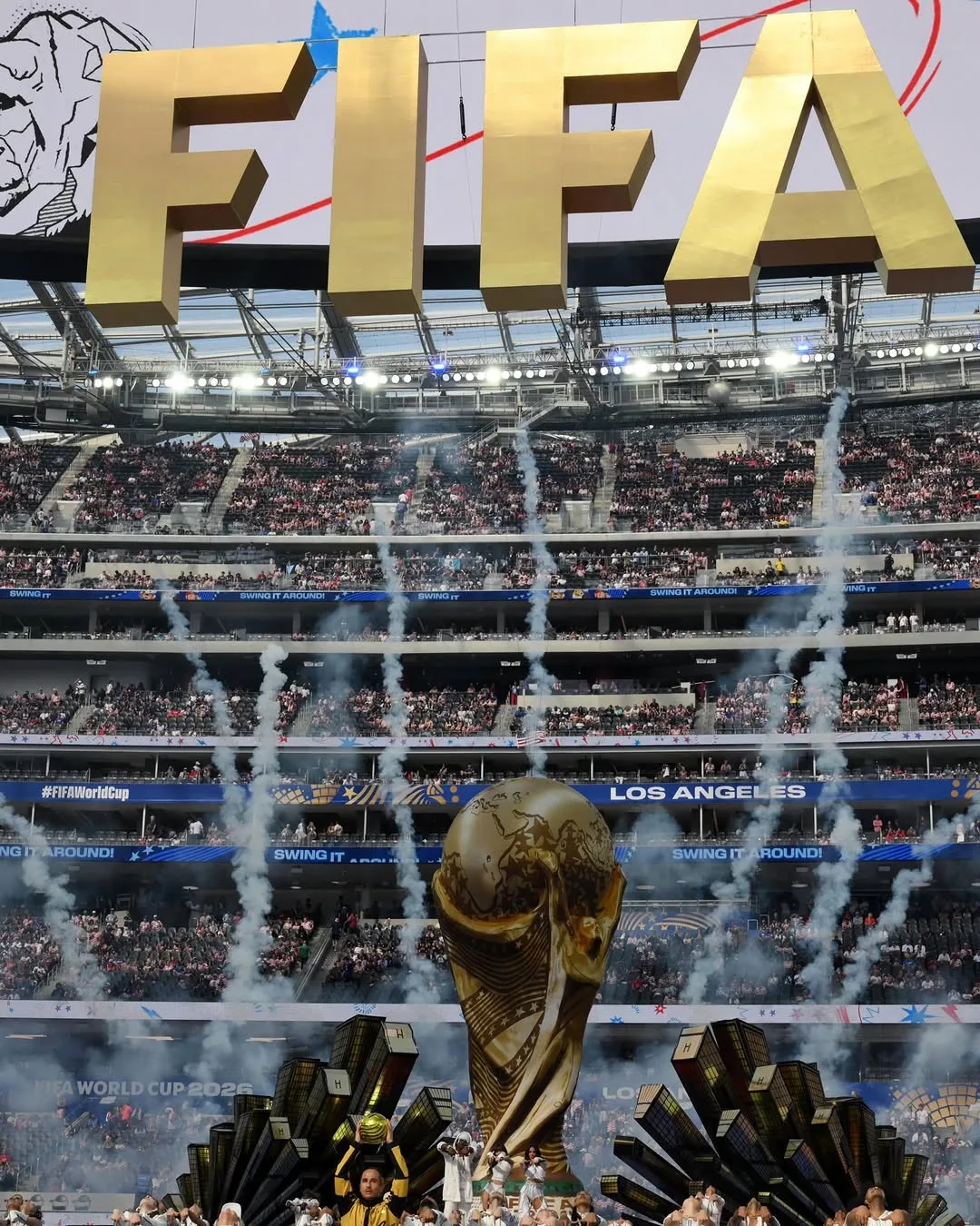 Чемпионат мира по футболу открылся еще в двух странах!

В Лос-Анджелесе на поле вышли Кэти Перри, Ли