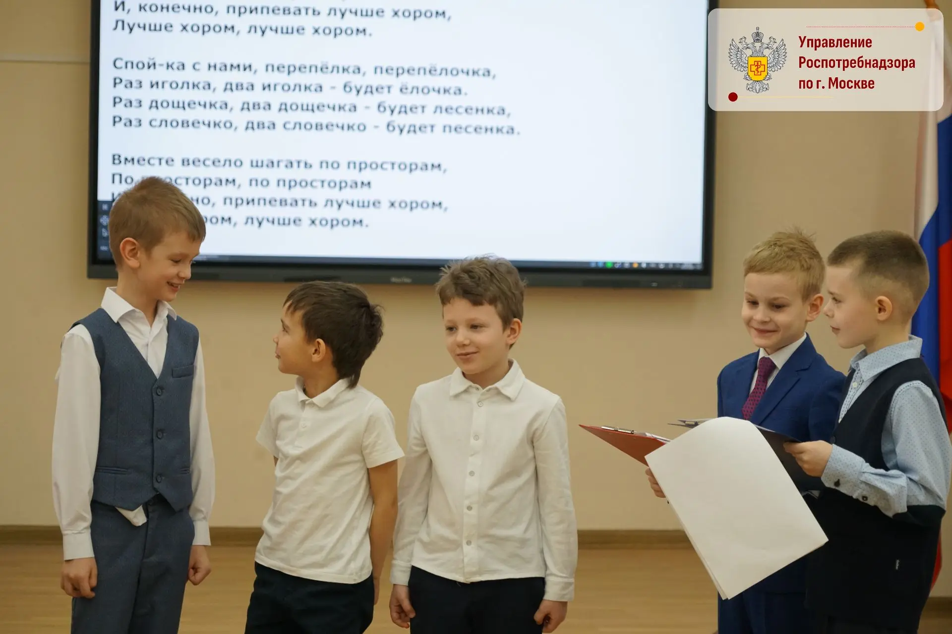 Забота о здоровье и первые книги: первоклассников школы № 641 поздравила представитель Управления Ро