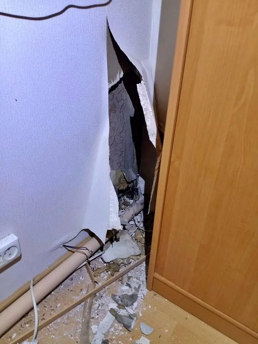 В Архангельской области шаровая молния пробила стену жилого дома.  В Шенкурске молния ударила в двух