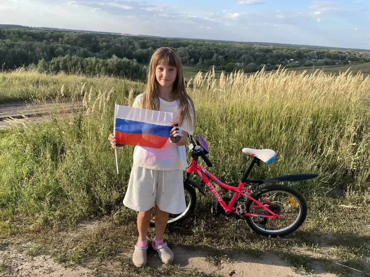 Обучающаяся  5а класса Петренко Милослава принимает участие во Всероссийской акции «Цве...