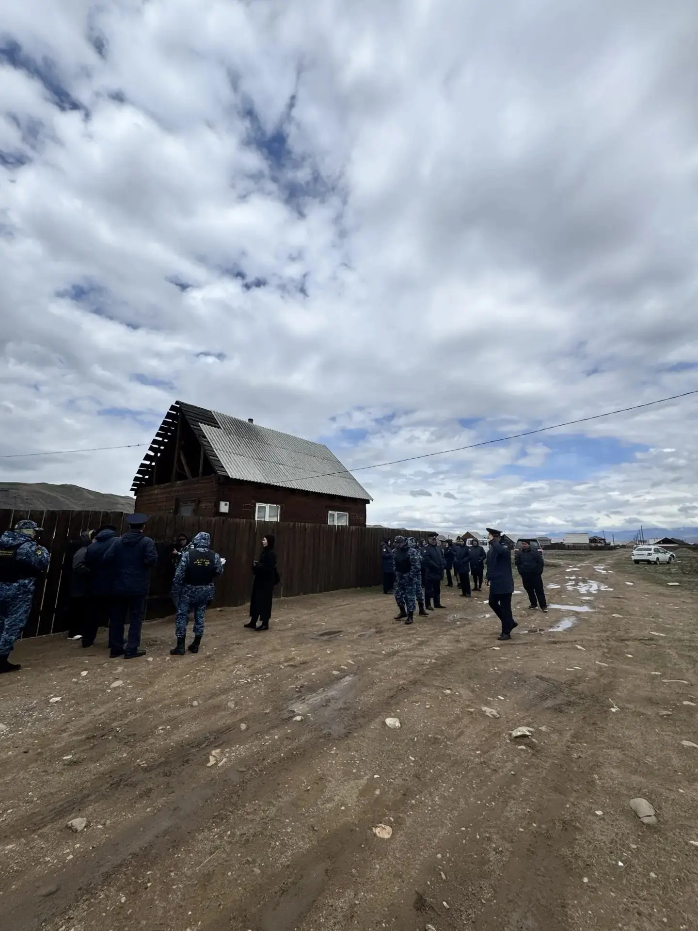 Прямо сейчас на 7 километре Вавилонского затона служба приставов собирается снести дома трёх семей, 