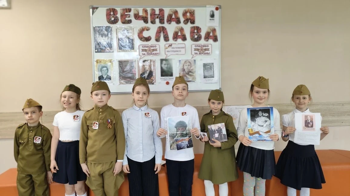 Бессмертный полк. И миллионы лиц Мелькают, словно кадры кинохроник.  Стираются препятствия границ,  