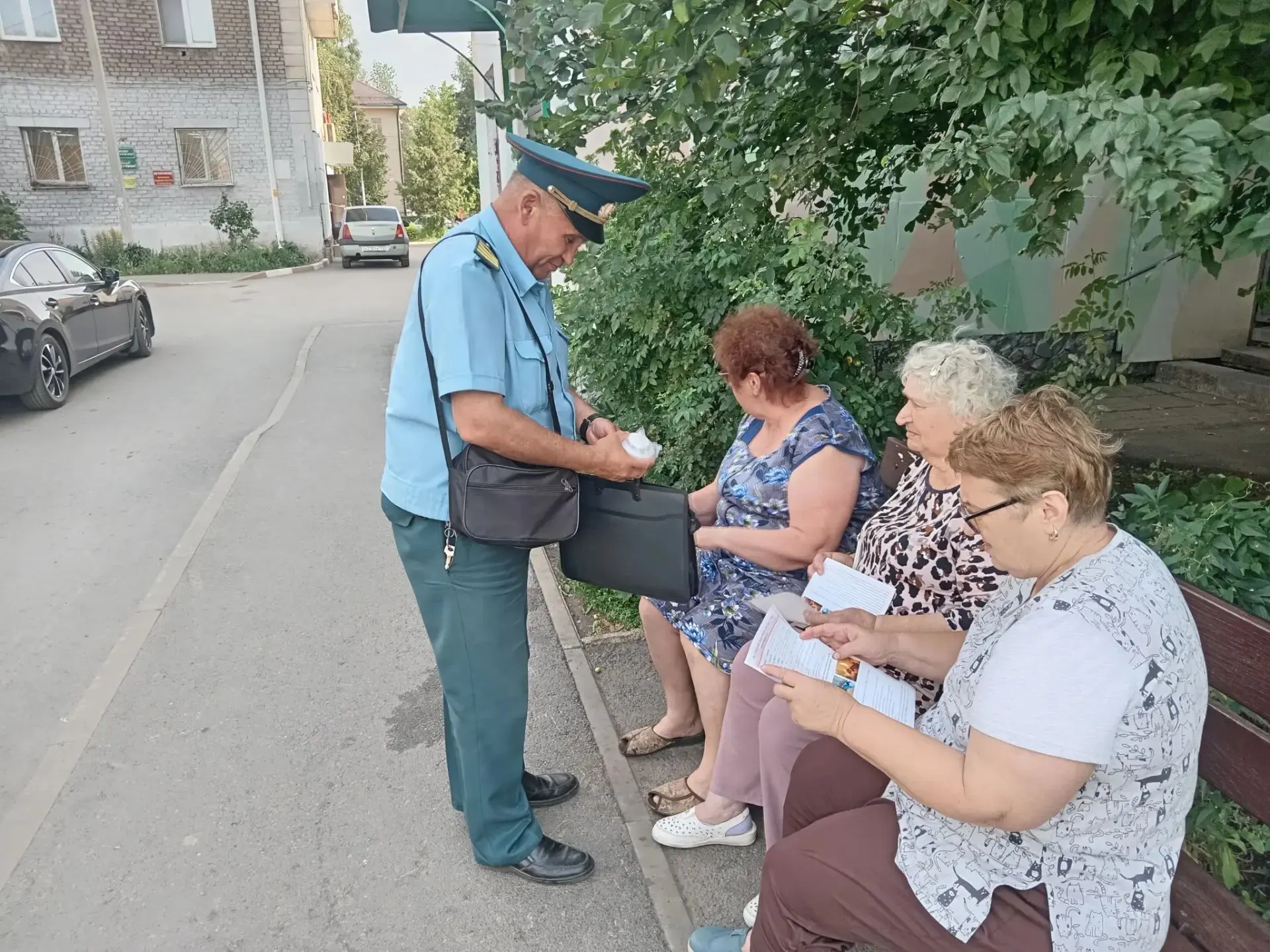 На улице Ухтомского была проведена встреча работников Управления пожарной охраны с жителями Демского