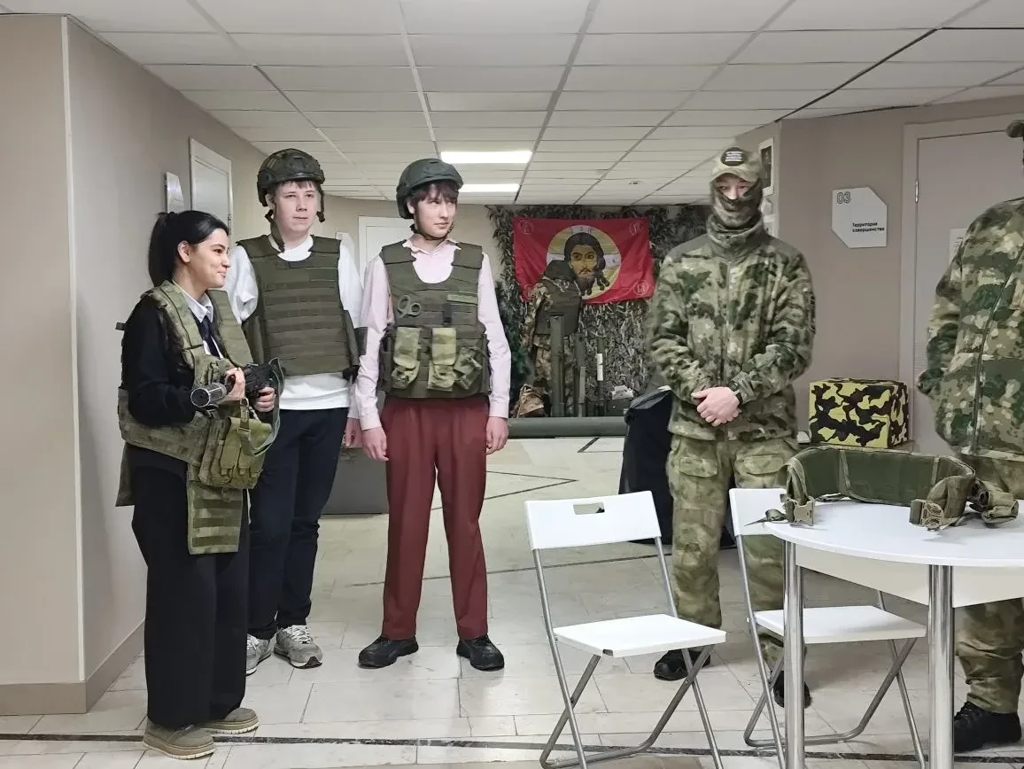 Учащиеся 8 г класса на экскурсионной встрече с представителями территориальной обороны на выставке «