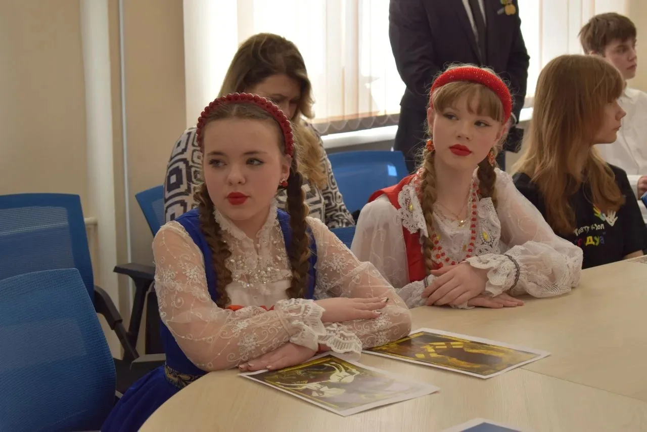 День воссоединения Крыма с Россией !Важная онлайн‑встреча юнармейцев и активистов «Движения Первых» 