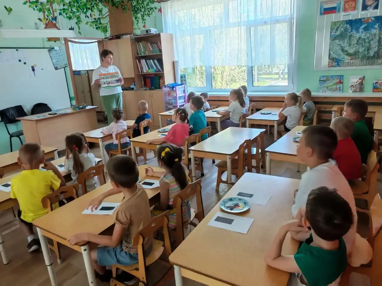 В ДО Зарудня была  проведена беседа на тему" Безопасная дорога", аппликация "Светофор",...