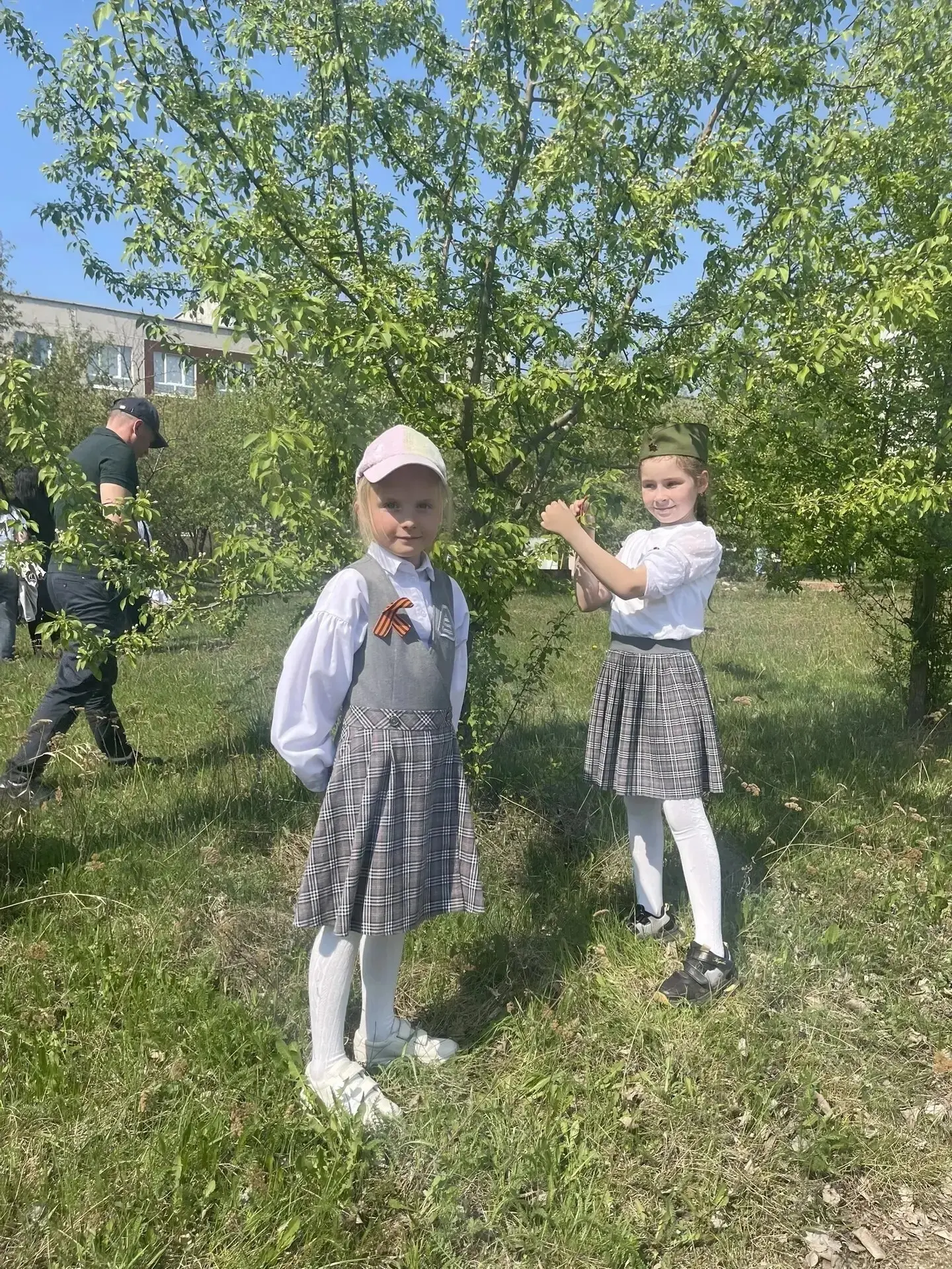 🌳  Георгиевская ленточка на Яблоневой аллее  ✅Каждый год в канун Дня Великой Победы Яблоневая аллея 
