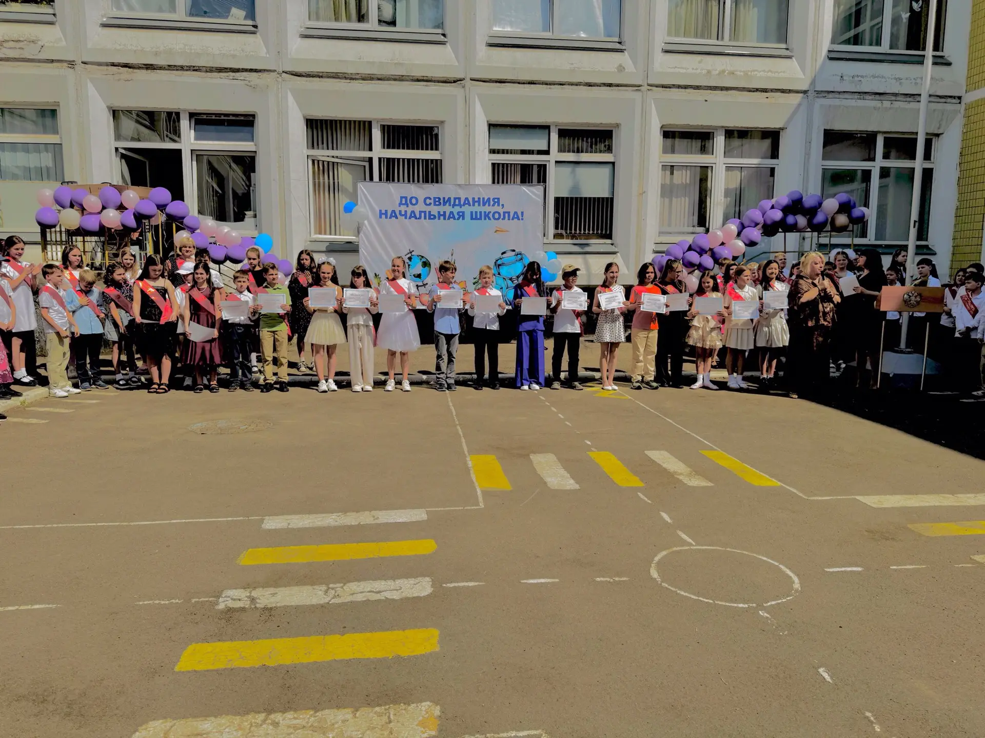 Выпускной в 4 классах: новый этап в жизни!  🎓22 мая в нашей школе прошёл особенный праздник — выпуск